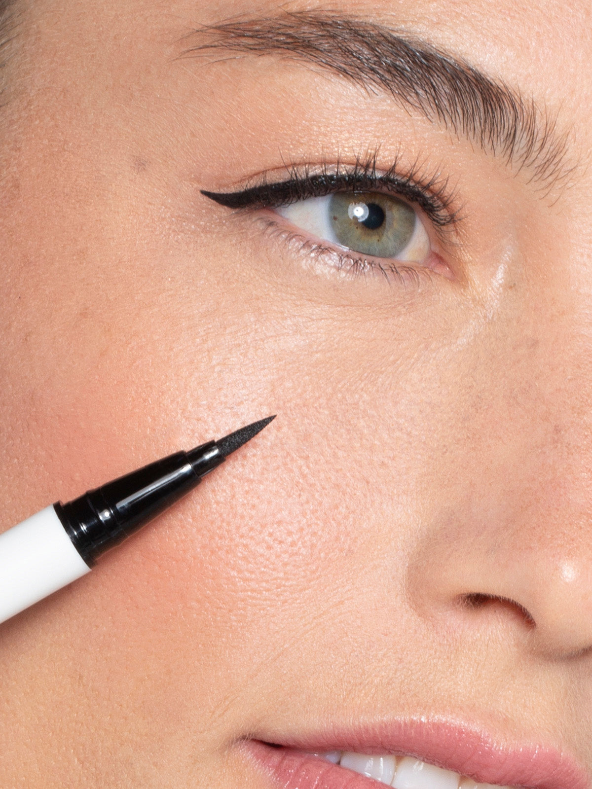 ILIA_LIQUID_LINER_1_1.jpg